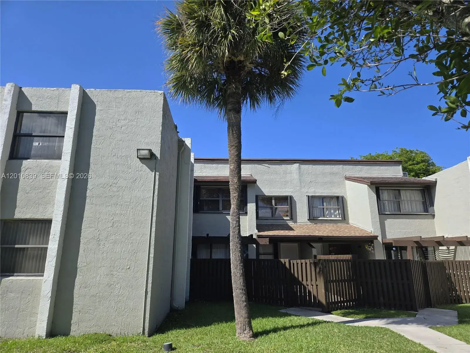 3 bedroom 2 bath Residential Lease for rent at 10020 NW 9th St Cir # 102, Miami FL 33172