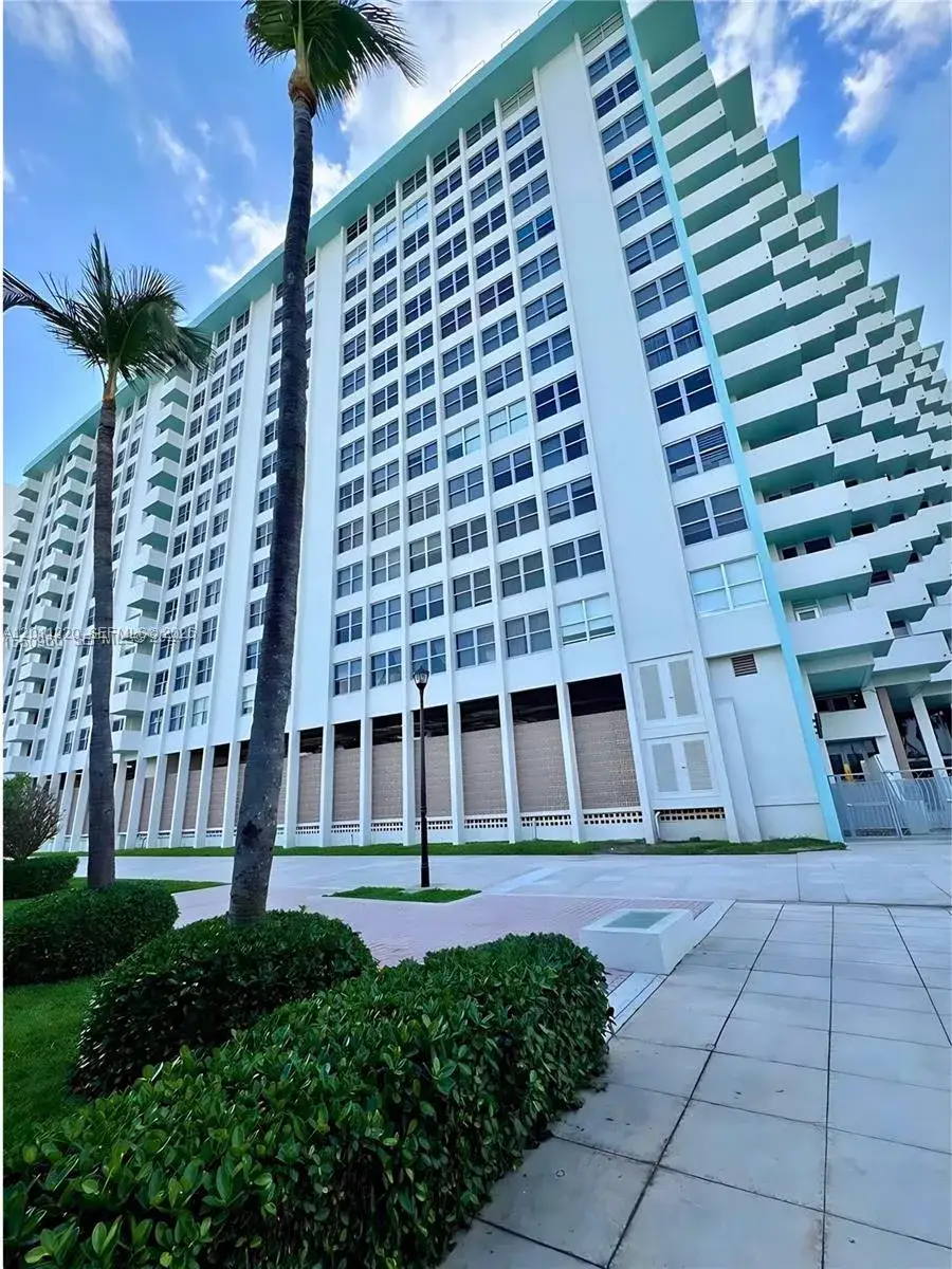 1 bedroom 1 bath Residential Lease for rent at 2899 Collins Ave # 905, Miami Beach FL 33140