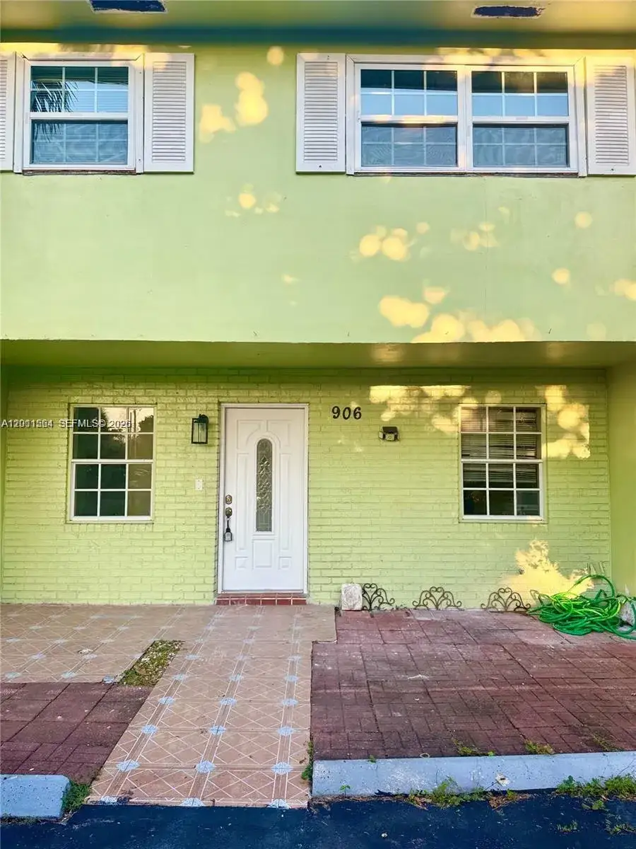 3 bedroom 3 bath Residential for sale at 906 SW 74th Ave, North Lauderdale FL 33068