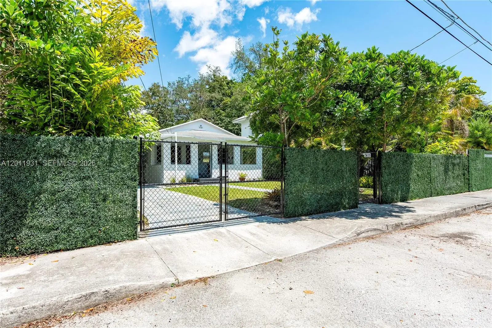 3 bedroom 3 bath Residential Lease for rent at 3655 Oak Ave # 3655, Miami FL 33133
