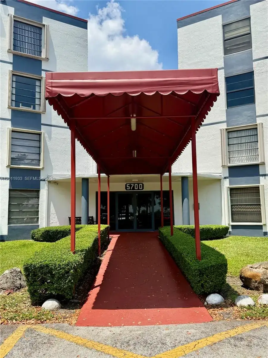 2 bedroom 2 bath Residential for sale at 5700 SW 127th Ave # 1413, Miami FL 33183