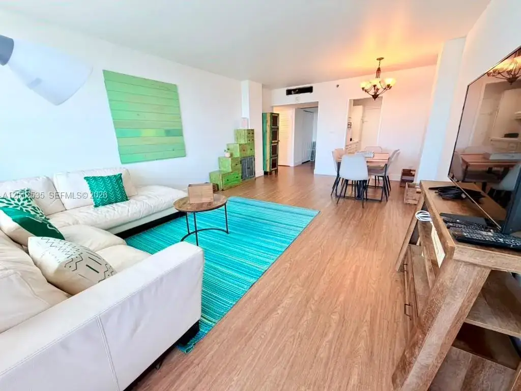 1 bedroom 1 bath Residential Lease for rent at 100 Lincoln Rd # 922, Miami Beach FL 33139