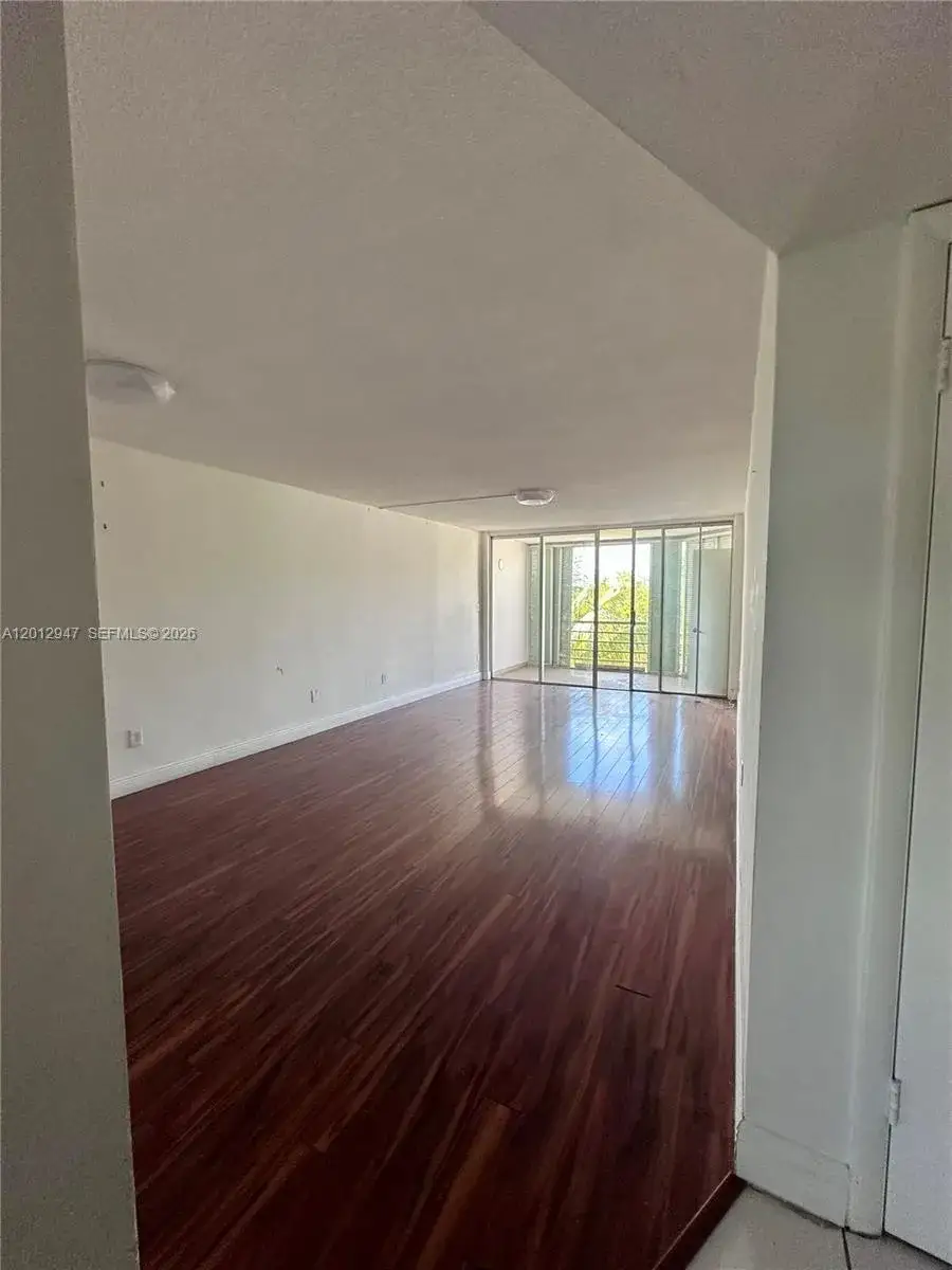 1 bedroom 1 bath Residential for sale at 1501 NE 191st St # C412, Miami FL 33179