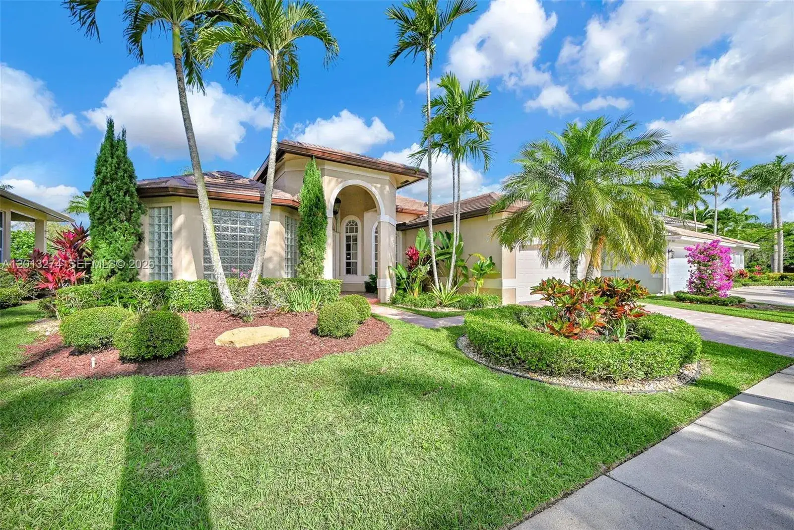 4 bedroom 3 bath Residential for sale at 2553 Jardin Manor, Weston FL 33327