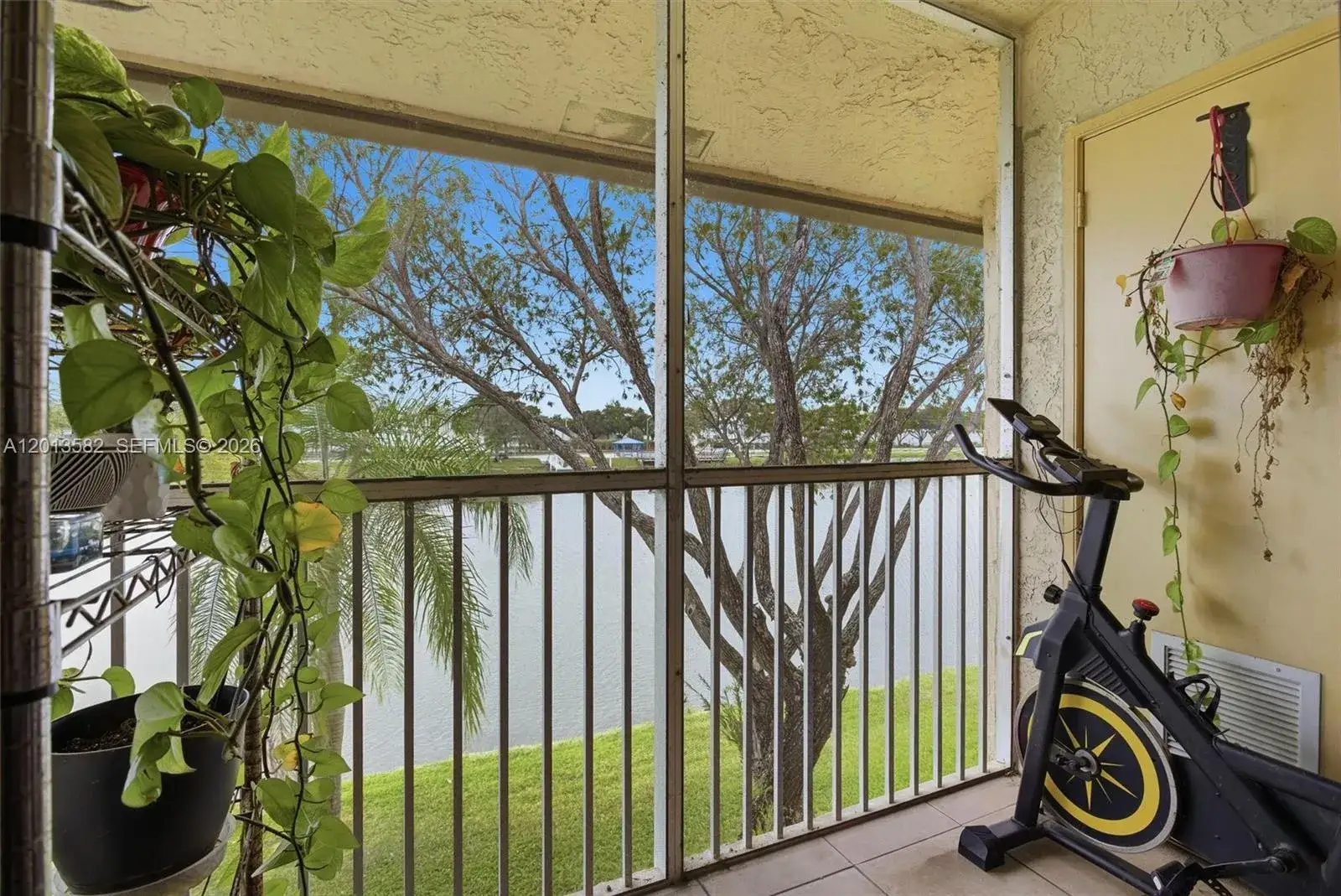 1 bedroom 1 bath Residential for sale at 5501 Lakeside Dr # 204, Margate FL 33063