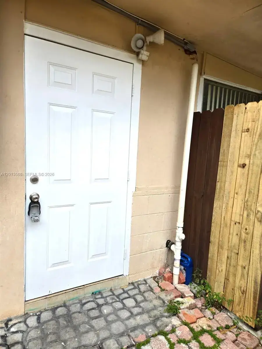 1 bedroom 1 bath Residential Lease for rent at 4610 SW 40th St # 1, West Park FL 33023
