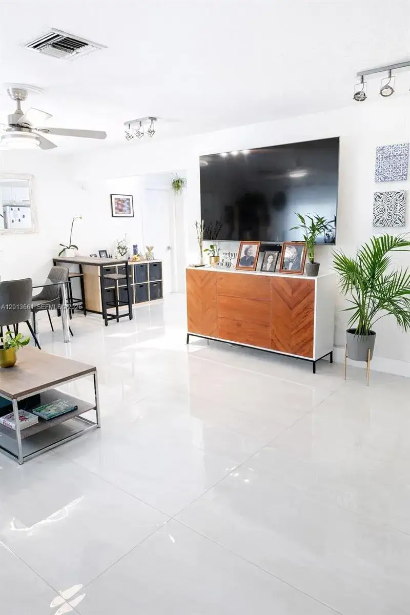 3 bedroom 2 bath Residential Lease for rent at 1001 NE 10th St # 2, Hallandale Beach FL 33009