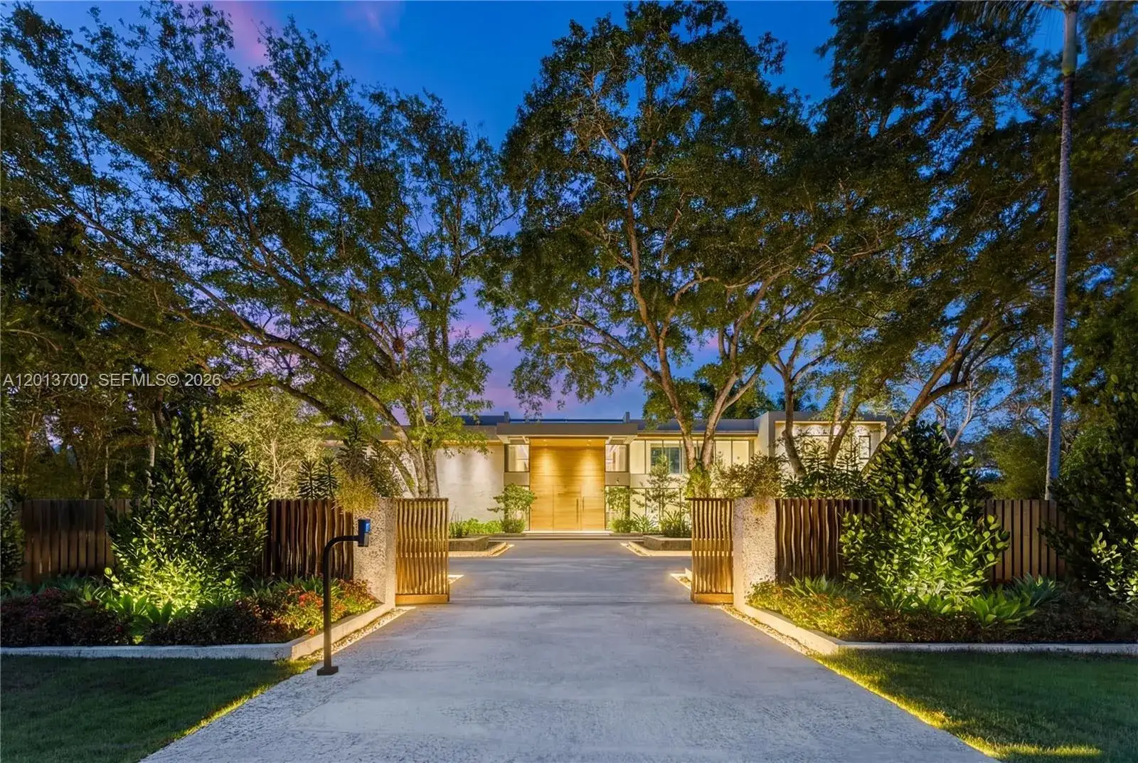 7 bedroom 8 bath Residential for sale at 6701 SW 101st St, Pinecrest FL 33156