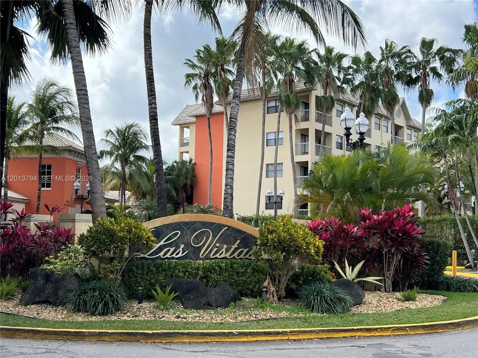 1 bedroom 1 bath Residential for sale at 8373 Lake Dr # 202, Doral FL 33166