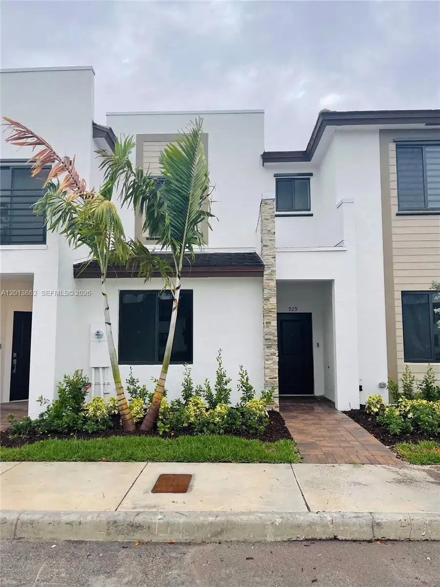3 bedroom 3 bath Residential Lease for rent at 929 NE 211th St, Miami FL 33179