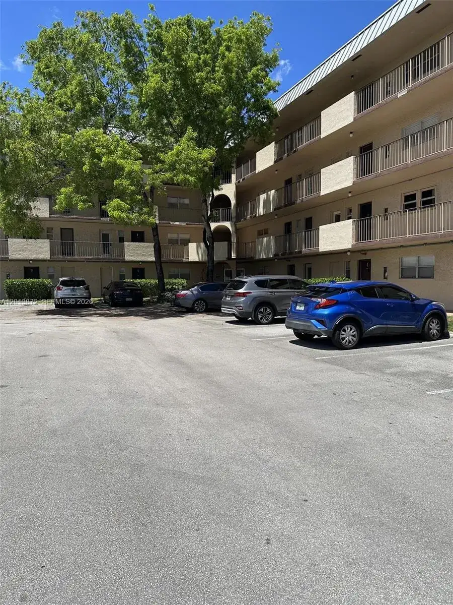1 bedroom 1 bath Residential for sale at 6061 N Falls Cir Dr # 106, Lauderhill FL 33319