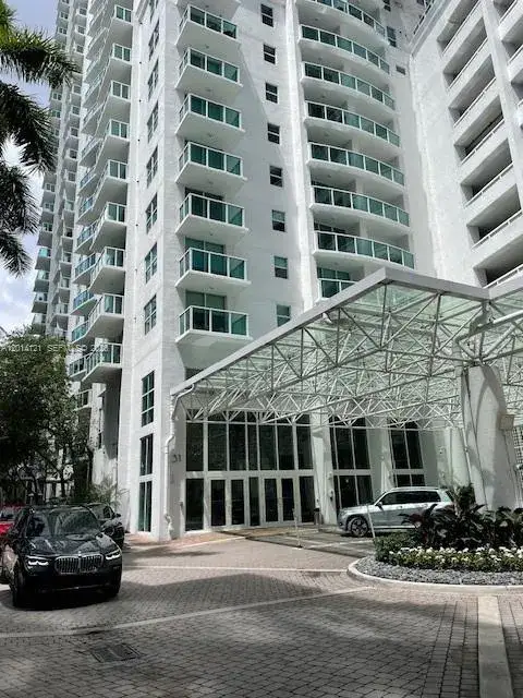 1 bedroom 1 bath Residential Lease for rent at 31 SE 5th St # 303, Miami FL 33131