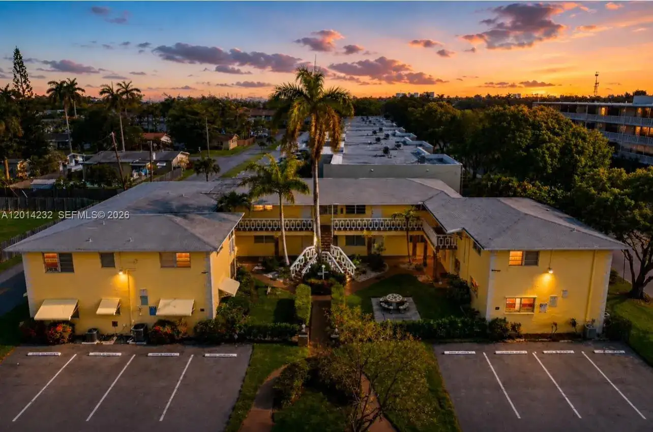 1 bedroom 1 bath Residential for sale at 1501 Arthur St # 6, Hollywood FL 33020