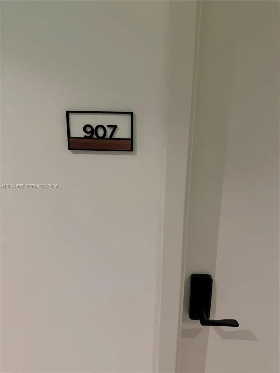 1 bedroom 1 bath Residential Lease for rent at 225 N Miami av # 907, Miami FL 33128
