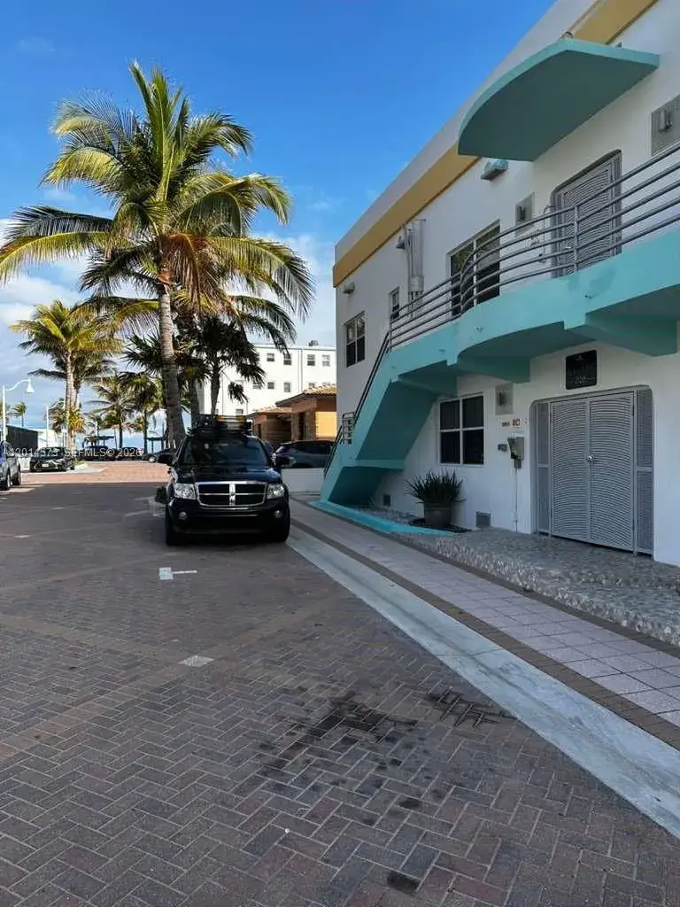 1 bedroom 1 bath Residential for sale at 326 Wilson St # 106, Hollywood FL 33019