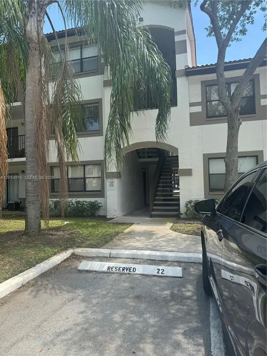 1 bedroom 1 bath Residential for sale at 520 S Park Rd # 12, Hollywood FL 33021