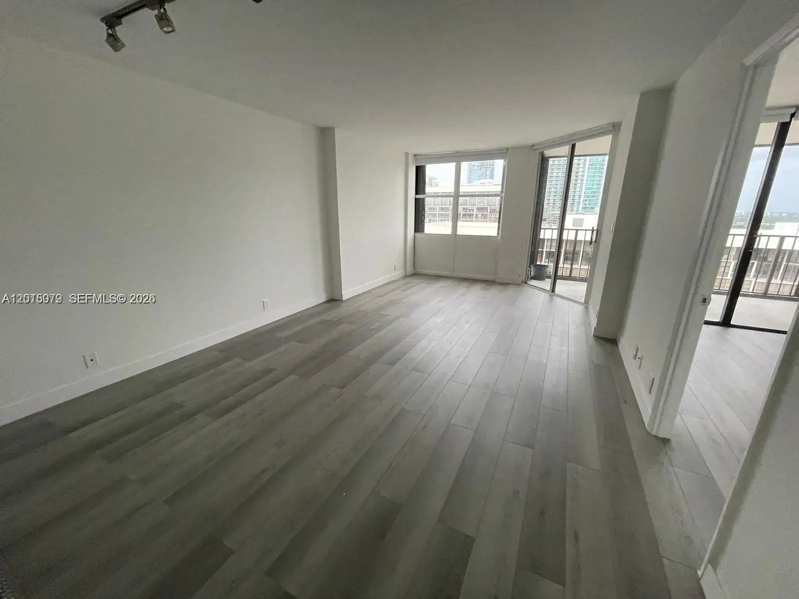 1 bedroom 1 bath Residential Lease for rent at 1901 Brickell Ave # B2104, Miami FL 33129