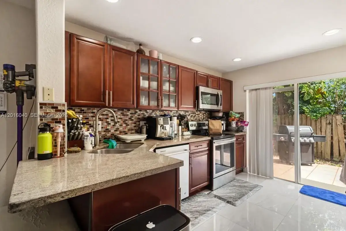 3 bedroom 2 bath Residential Lease for rent at 5605 NW 109th Ave # 71, Doral FL 33178