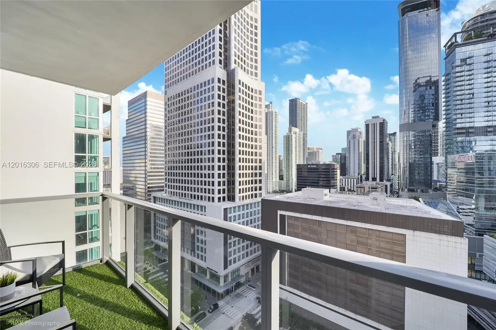 2 bedroom 2 bath Residential Lease for rent at 31 SE 6th St # 2207, Miami FL 33131