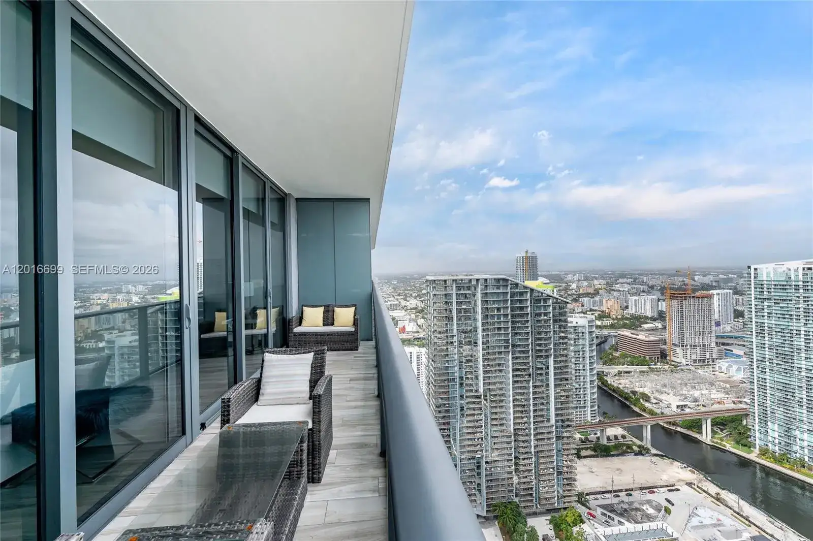 1 bedroom 2 bath Residential Lease for rent at 801 S Miami Ave # 5207, Miami FL 33130