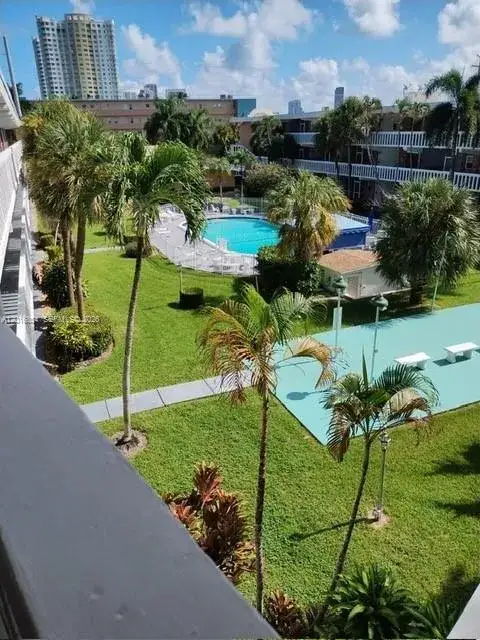 1 bedroom 1 bath Residential Lease for rent at 201 NE 14th Ave # 10C, Hallandale Beach FL 33009