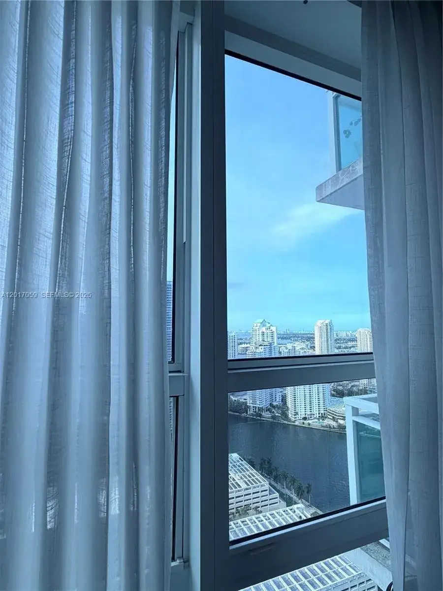 1 bedroom 1 bath Residential Lease for rent at 950 Brickell Bay Dr # 4208, Miami FL 33131