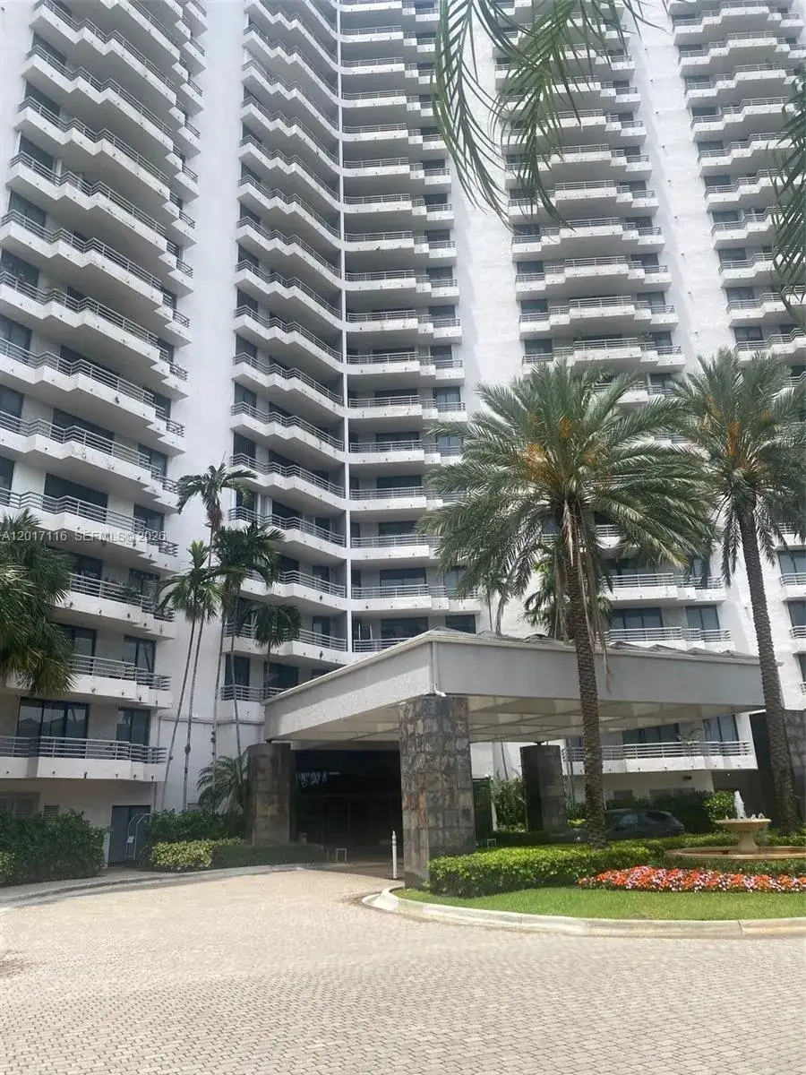 2 bedroom 2 bath Residential Lease for rent at 3300 NE 191st St # 1906, Aventura FL 33180