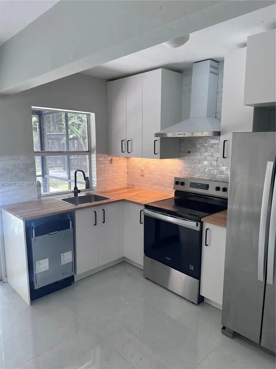 3 bedroom 2 bath Residential for sale at 200 SE 19th St, Fort Lauderdale FL 33316