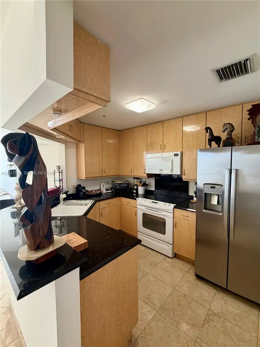 1 bedroom 1 bath Residential Lease for rent at 801 Brickell Key Blvd # 1207, Miami FL 33131