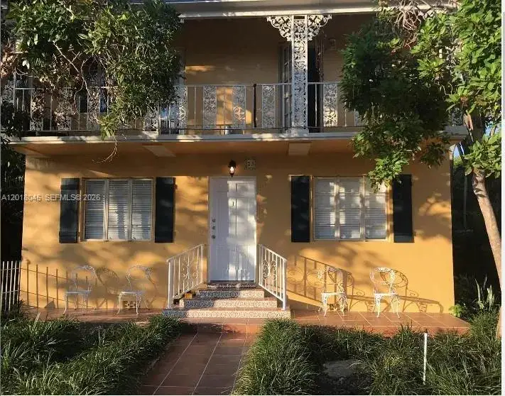 2 bedroom 1 bath Residential Lease for rent at 23 Majorca Ave # 1, Coral Gables FL 33134