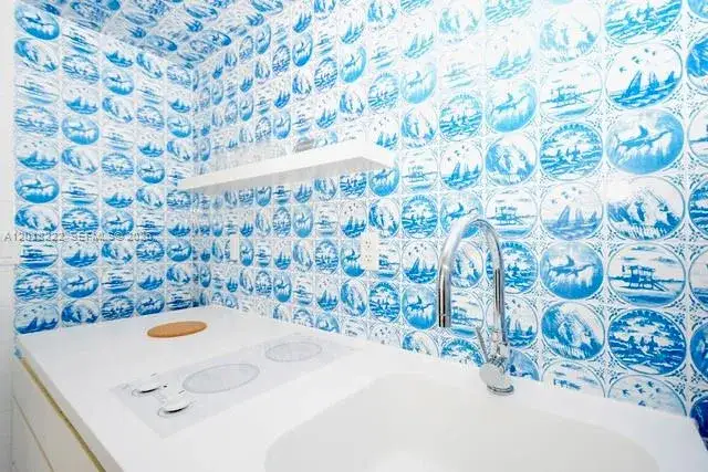 1 bedroom 1 bath Residential for sale at 1100 West Ave # 425, Miami Beach FL 33139