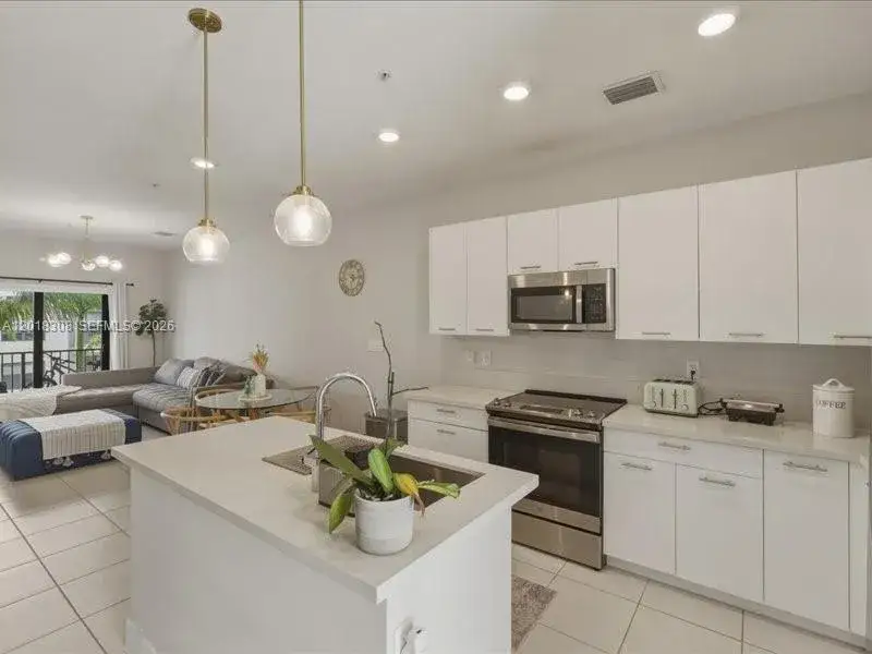 1 bedroom 1 bath Residential for sale at 8201 NW 41st St # 205, Doral FL 33166
