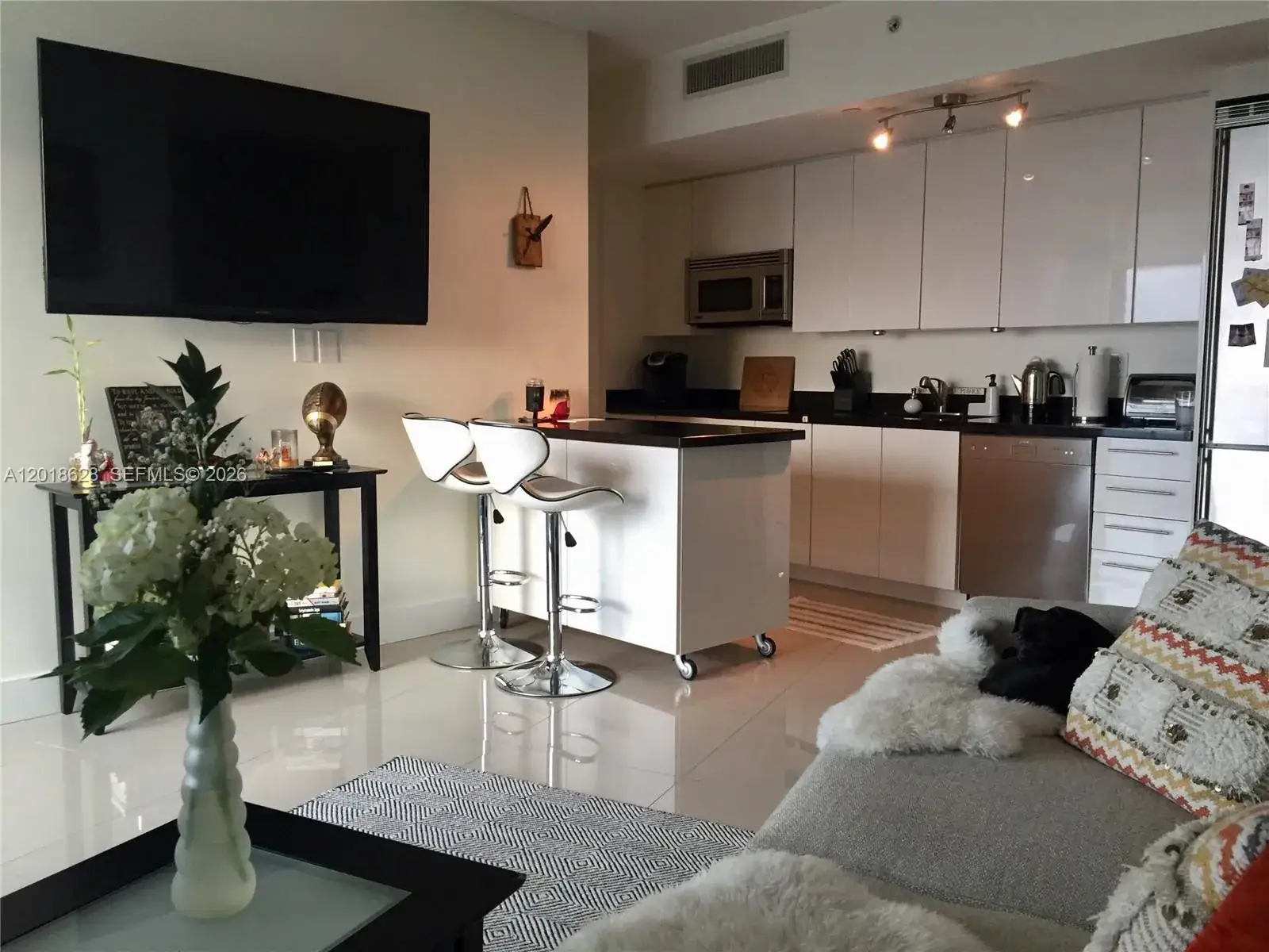 2 bedroom 2 bath Residential Lease for rent at 92 SW 3rd St # 4106, Miami FL 33130