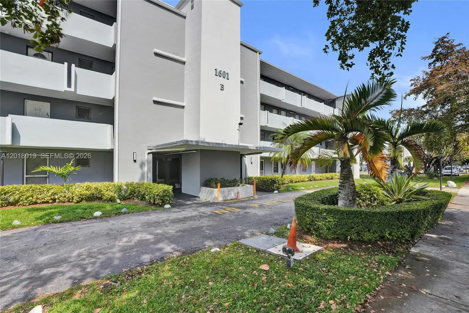 1 bedroom 1 bath Residential Lease for rent at 1601 NE 191 ST # B112, Miami FL 33179
