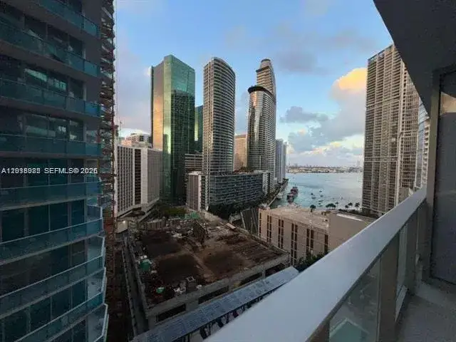 1 bedroom 1 bath Residential Lease for rent at 77 SE 5th St # 2004, Miami FL 33131