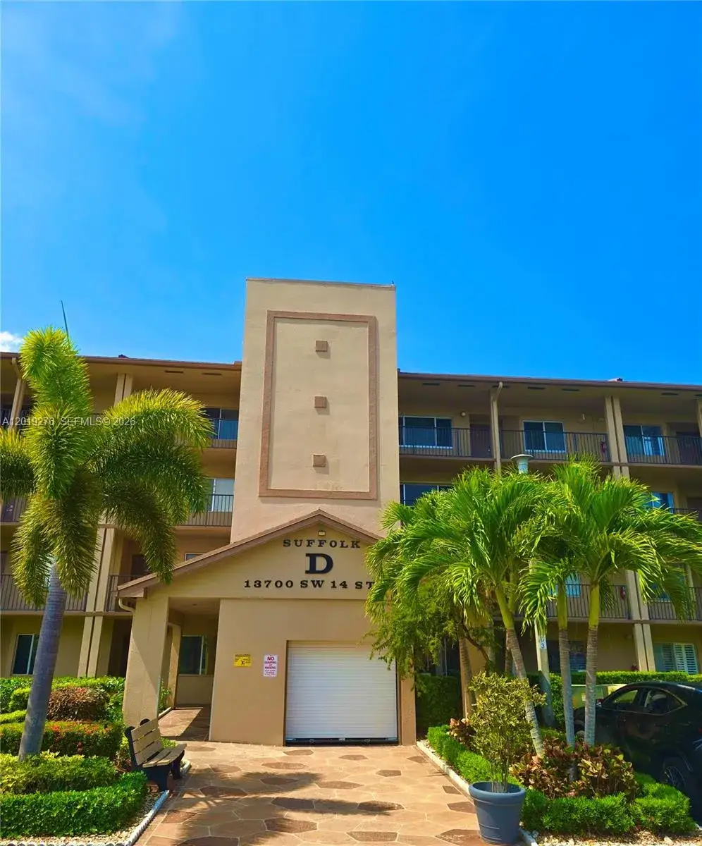 1 bedroom 1 bath Residential for sale at 13700 SW 14th St # 411D, Pembroke Pines FL 33027