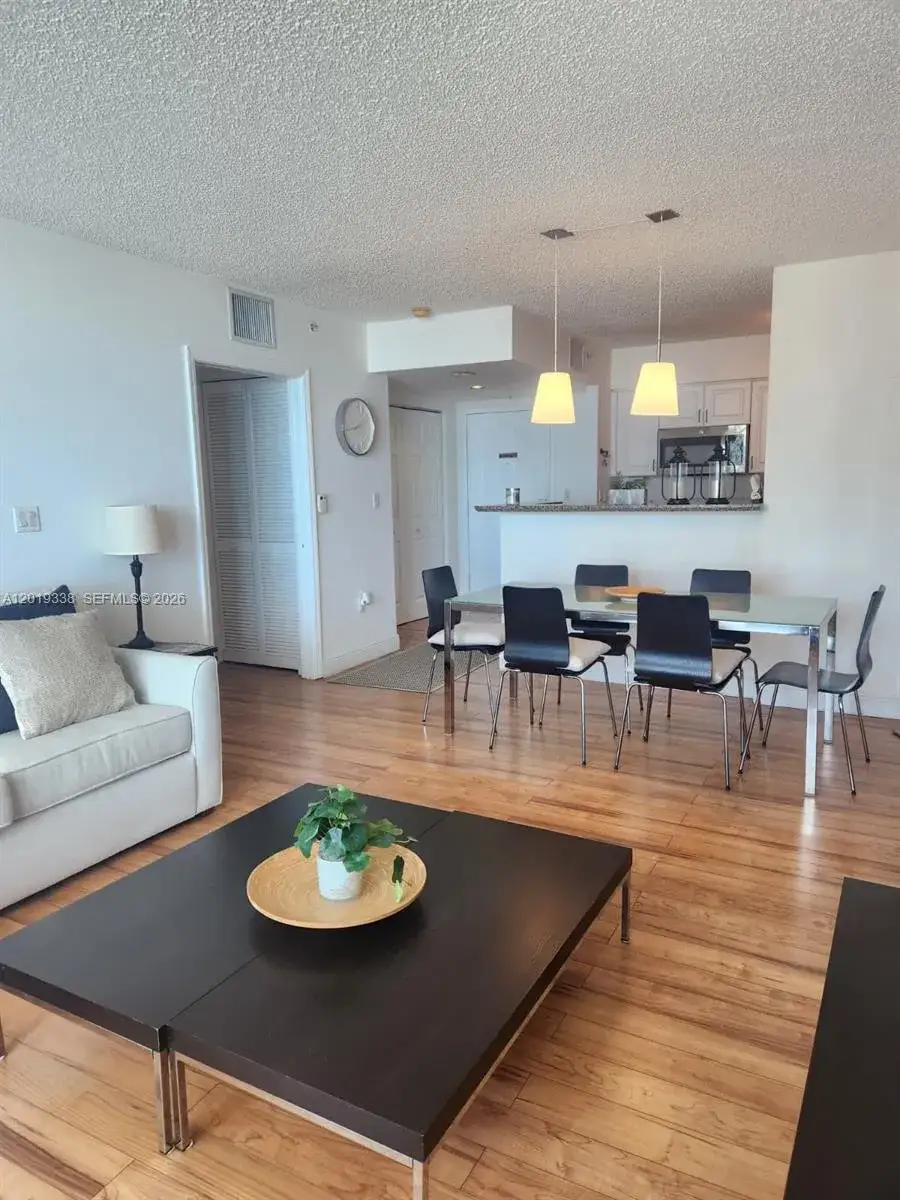 1 bedroom 1 bath Residential Lease for rent at 1155 Brickell Bay Dr # 1807, Miami FL 33131