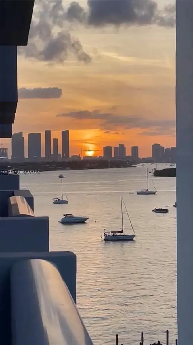 1 bedroom 1 bath Residential for sale at 1200 West Ave # 819, Miami Beach FL 33139