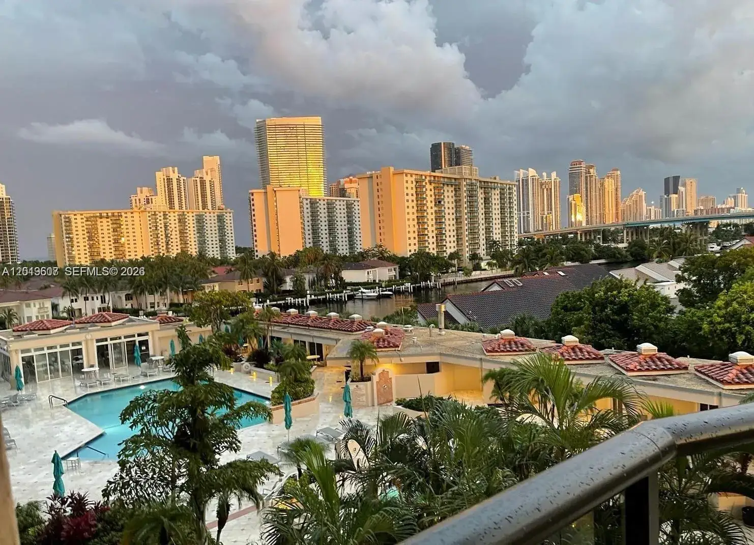 1 bedroom 1 bath Residential for sale at 19667 Turnberry Way # 6C, Aventura FL 33180
