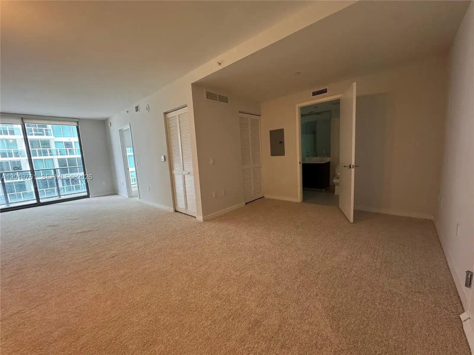 1 bedroom 1 bath Residential Lease for rent at 31 SE 6th St # 2004, Miami FL 33131