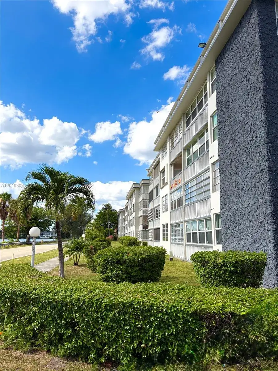 1 bedroom 1 bath Residential Lease for rent at 18601 NE 14th ave # 301, Miami FL 33179