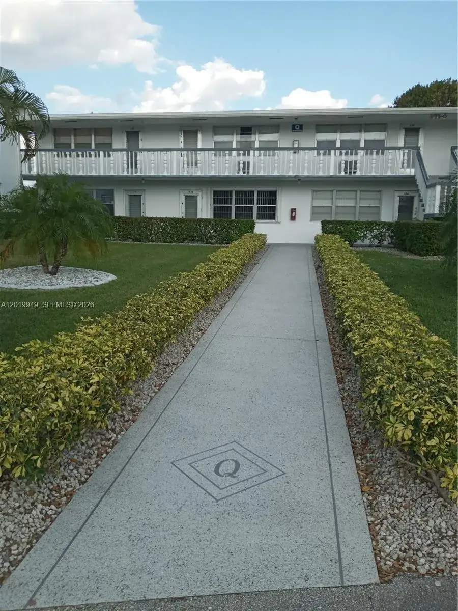 1 bedroom 1 bath Residential for sale at 390 Windsor Q # 390, West Palm Beach FL 33417