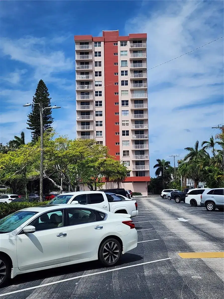 1 bedroom 1 bath Residential Lease for rent at 3161 S Ocean Dr # 903, Hallandale Beach FL 33009