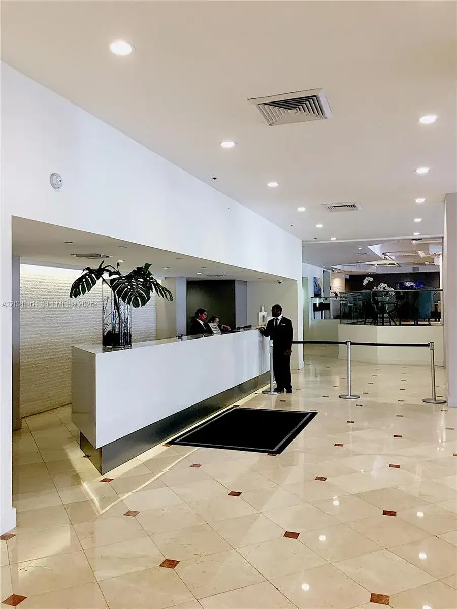 1 bedroom 1 bath Residential Lease for rent at 100 Lincoln Rd # 303, Miami Beach FL 33139