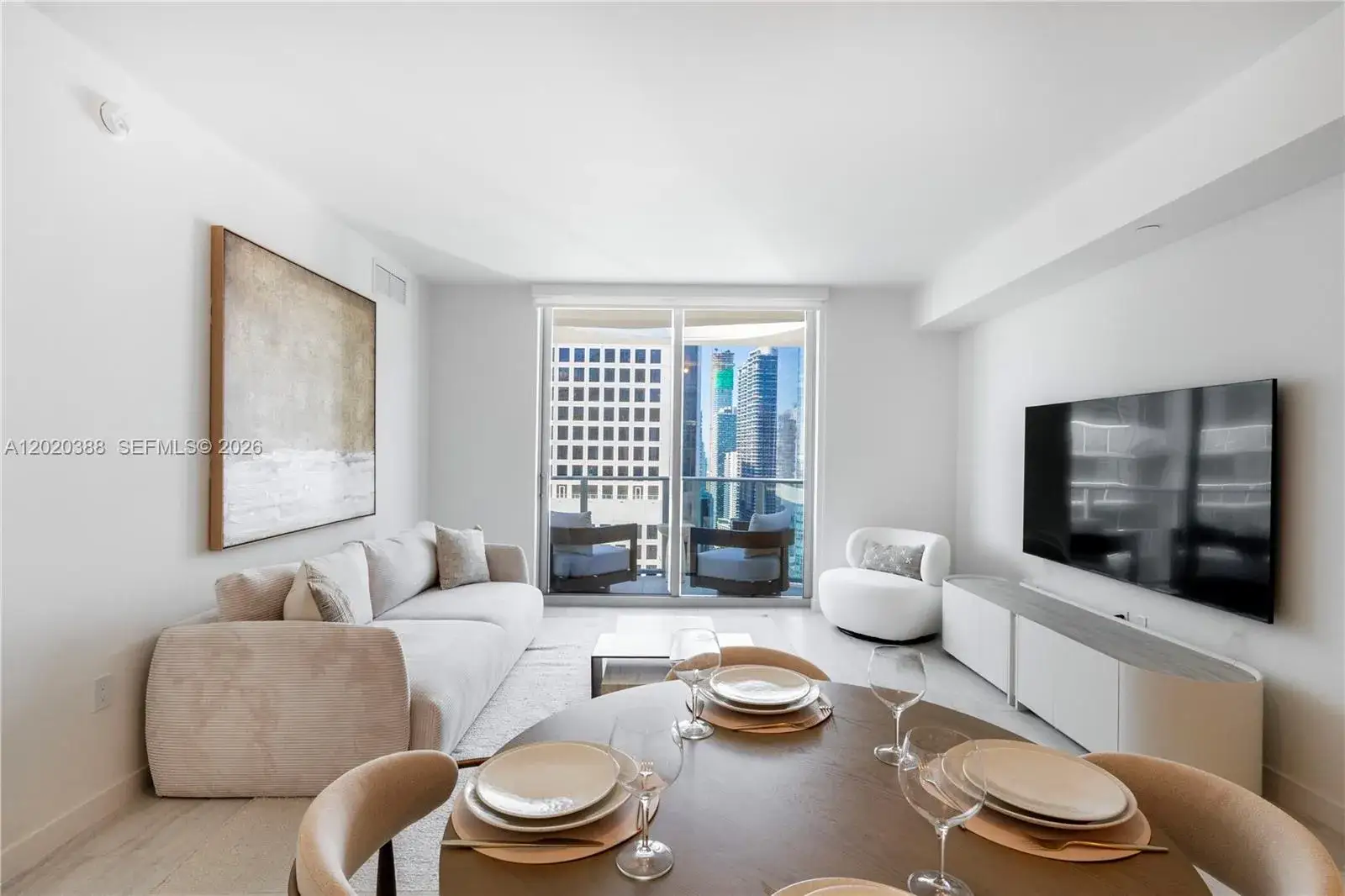 1 bedroom 1 bath Residential Lease for rent at 77 SE 5th St # 3914, Miami FL 33131