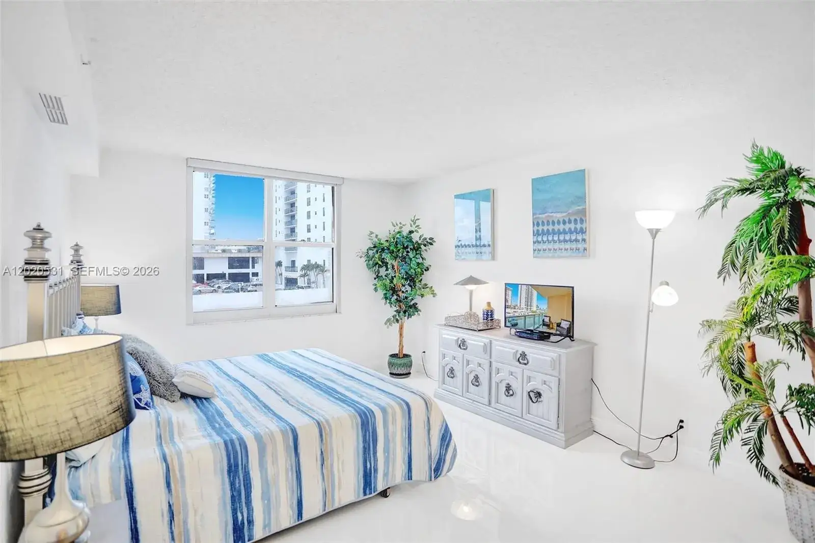 1 bedroom 1 bath Residential Lease for rent at 2501 S Ocean Dr, Hollywood FL 33019