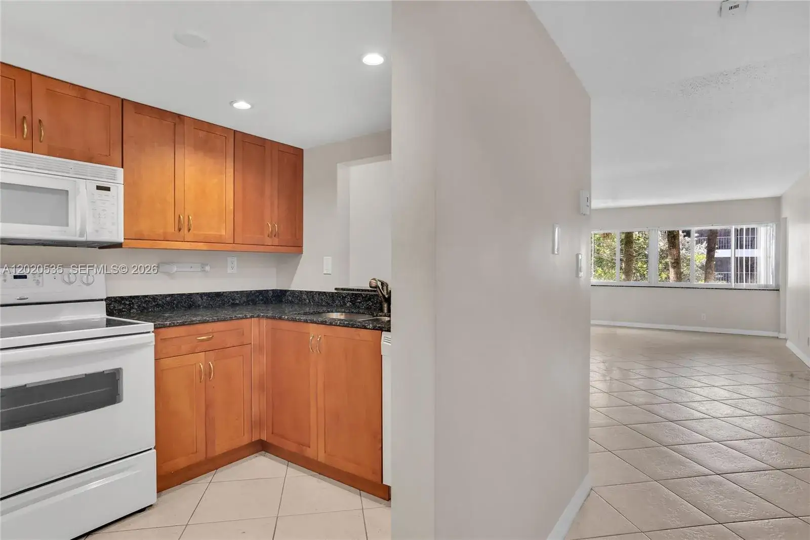 1 bedroom 1 bath Residential Lease for rent at 100 Lakeview Dr # 201, Weston FL 33326