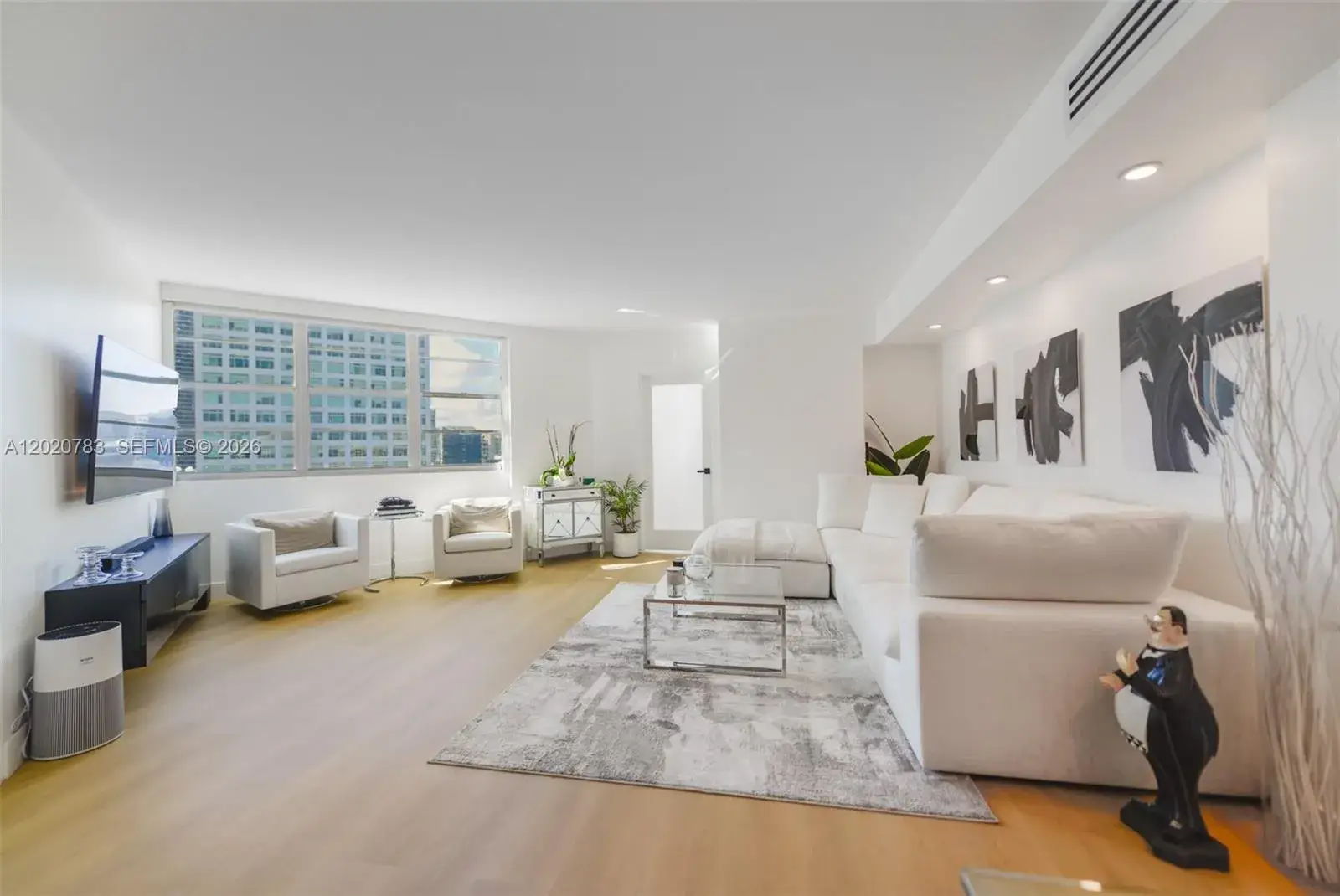 2 bedroom 2 bath Residential Lease for rent at 801 Brickell Bay Dr # 1962, Miami FL 33131