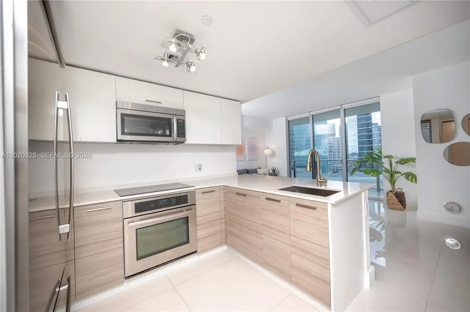 1 bedroom 1 bath Residential for sale at 1300 Brickell Bay Dr # 1601, Miami FL 33131