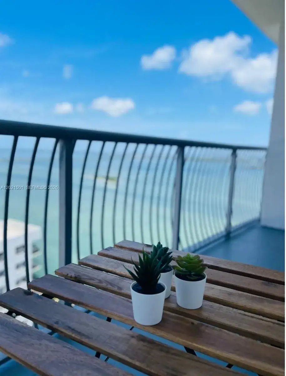 1 bedroom 1 bath Residential Lease for rent at 1750 N Bayshore Dr # 4305, Miami FL 33132
